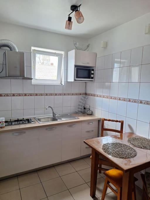 Miha'S Apartament Сулина Екстериор снимка